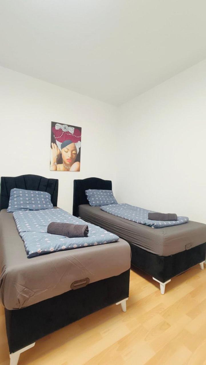 Family Gazde/Camere de închiriat *