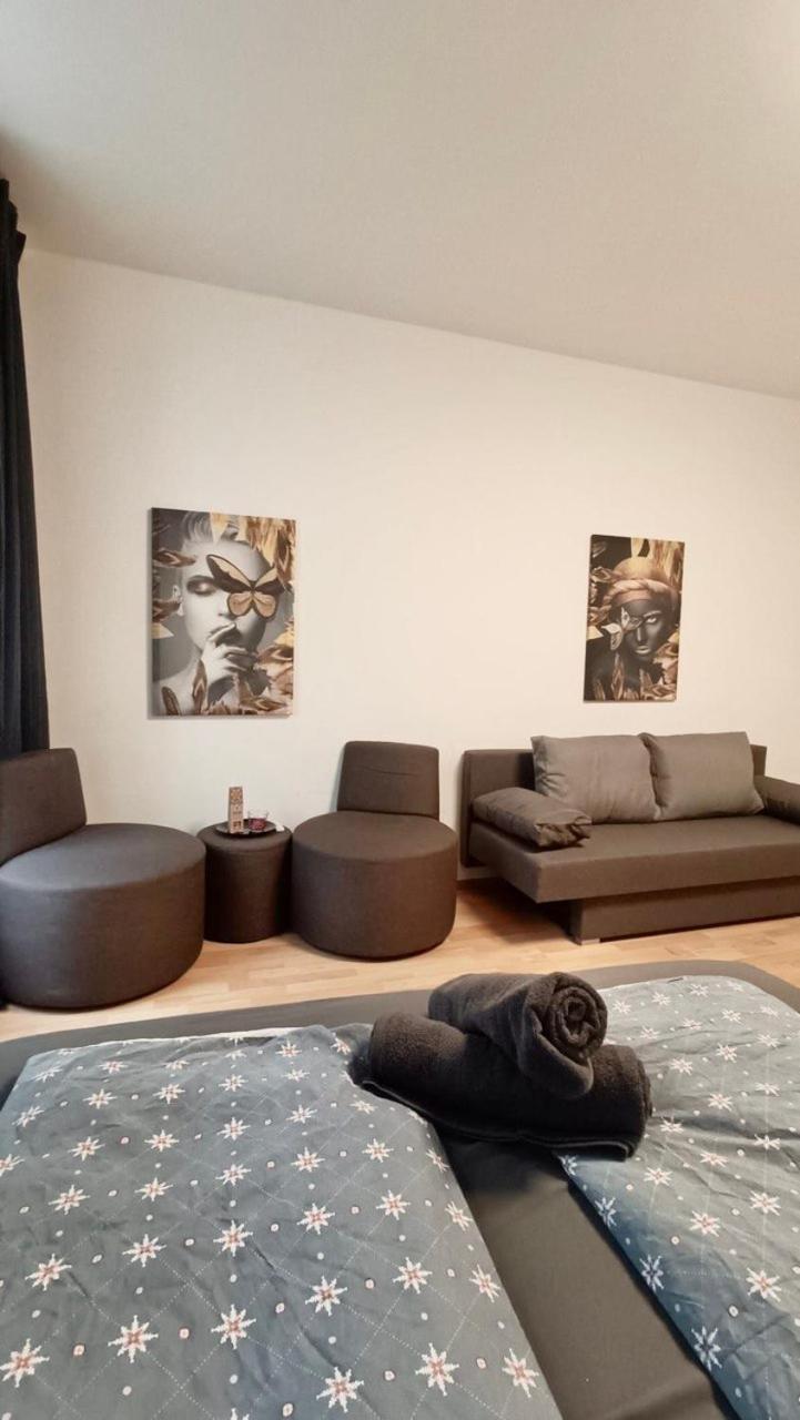 Family Gazde/Camere de închiriat